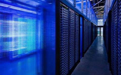 How do banking institutions build data centers?